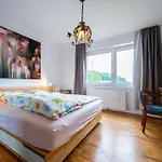 Grosses Evergreen Bis 8 Personen Bei *